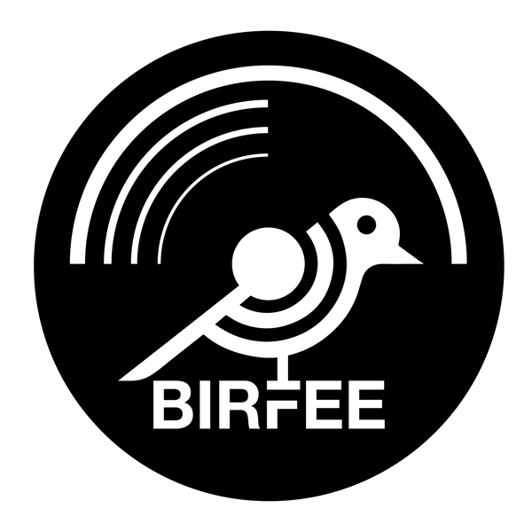 Birfee Logo: stilisierter Vogel mit kreisförmigen Linien, kombiniert mit dem Markennamen BIRFEE in weiß auf schwarzem Hintergrund.
